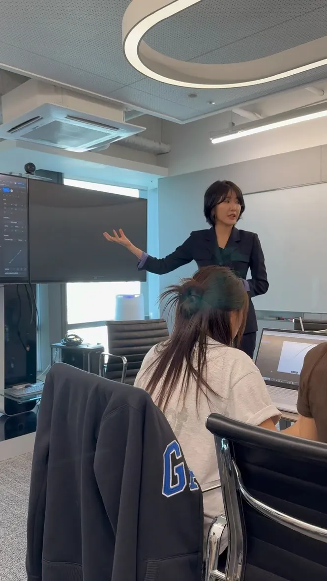 수강생들 앞에서 손짓하며 설명하는 워크숍 현장