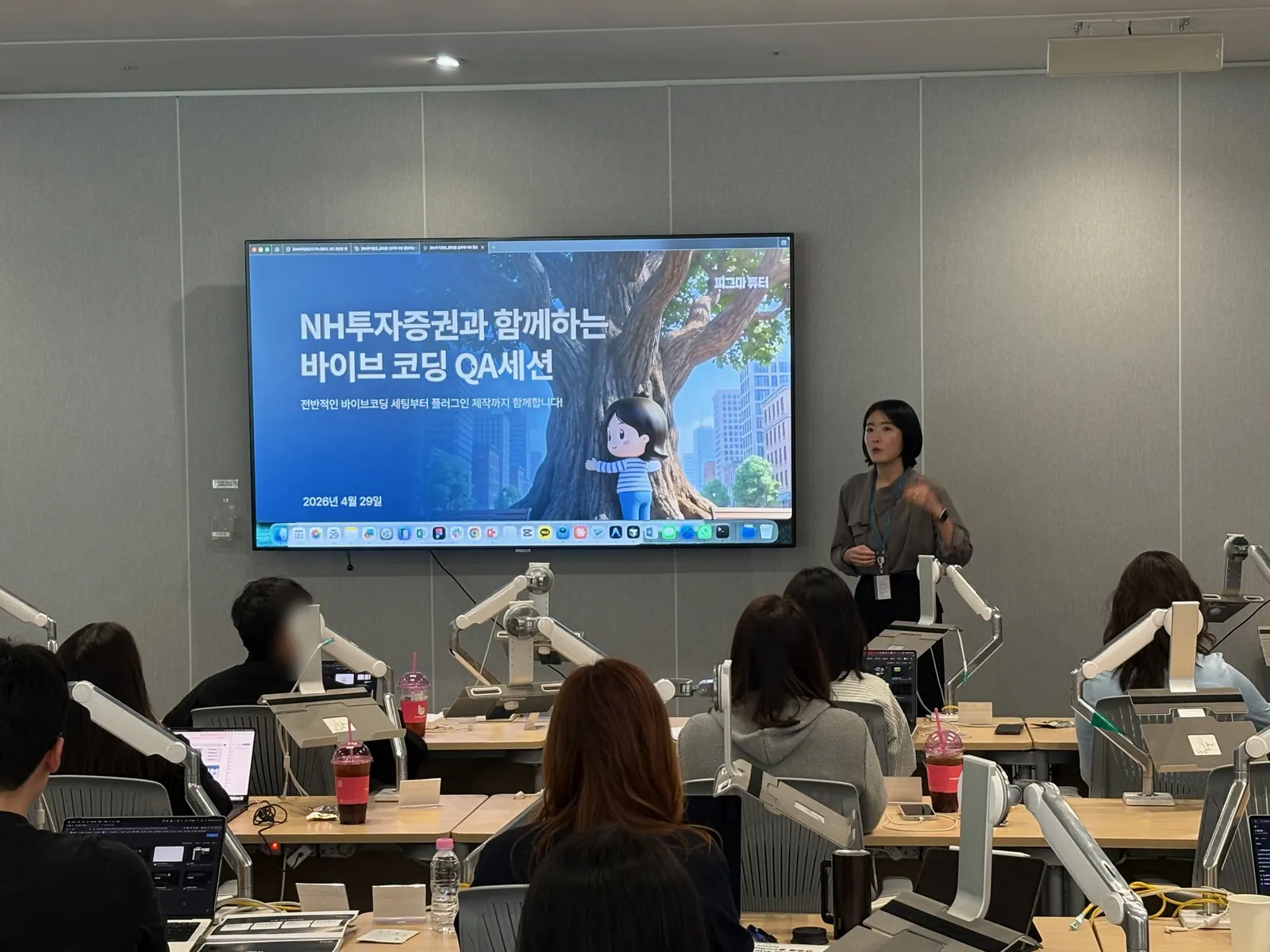NH투자증권 바이브 코딩 QA 세션에서 수강생 질문에 답하는 모습