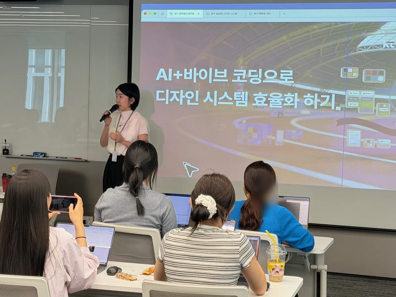 AI와 바이브 코딩으로 디자인 시스템을 효율화하는 강의를 진행하는 모습